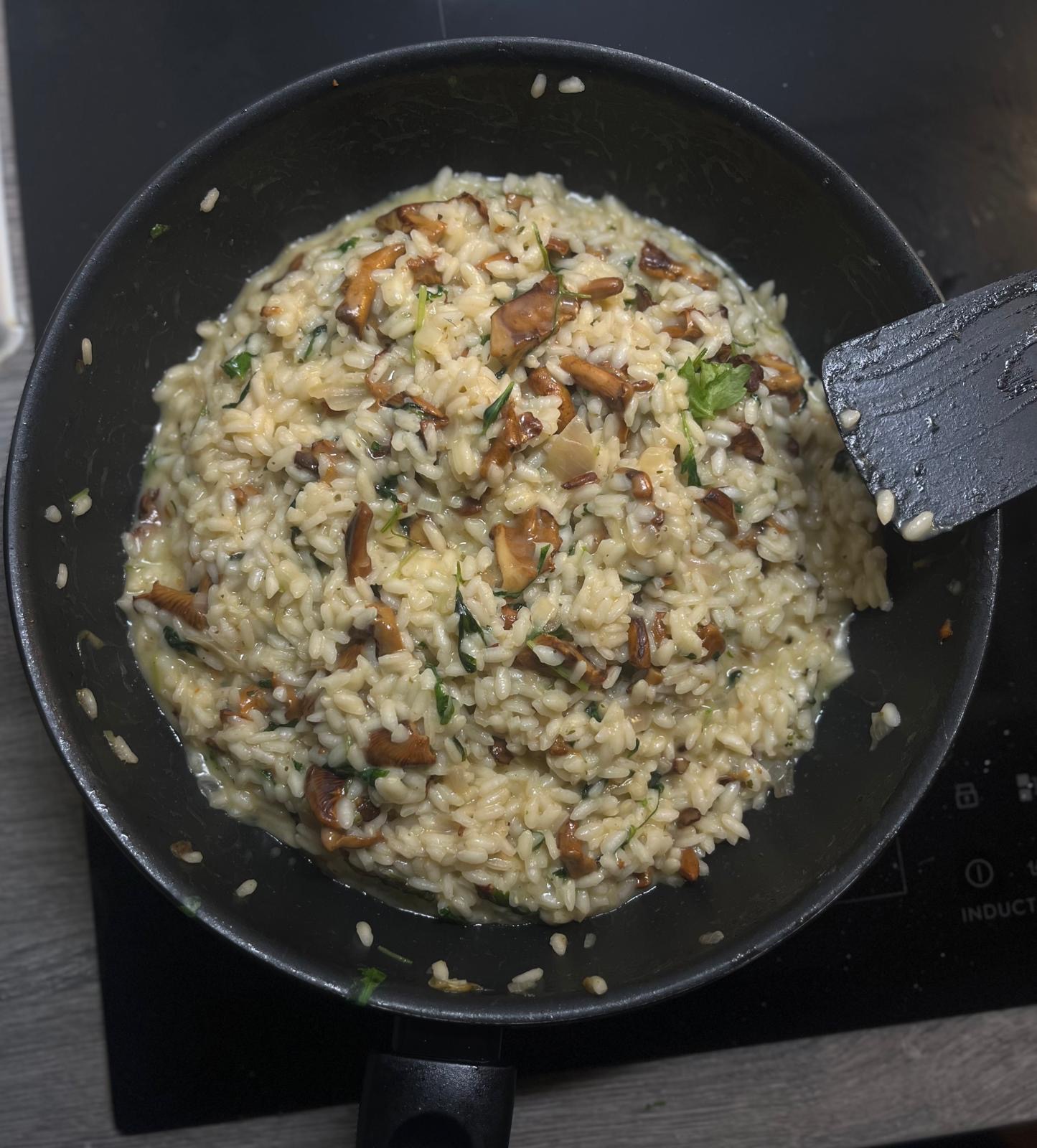 Täydellinen Sienirisotto: Italialaisen Klassikon Salaisuudet, Tekniikka ja Umamin Taika Kotikeittiössä