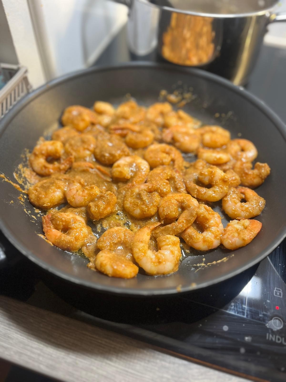 Tulenpalavan Herkulliset Chilivalkosipulikatkaravut: Aasialaisen Wokki-tekniikan Mestariluokka Kotikeittiössä