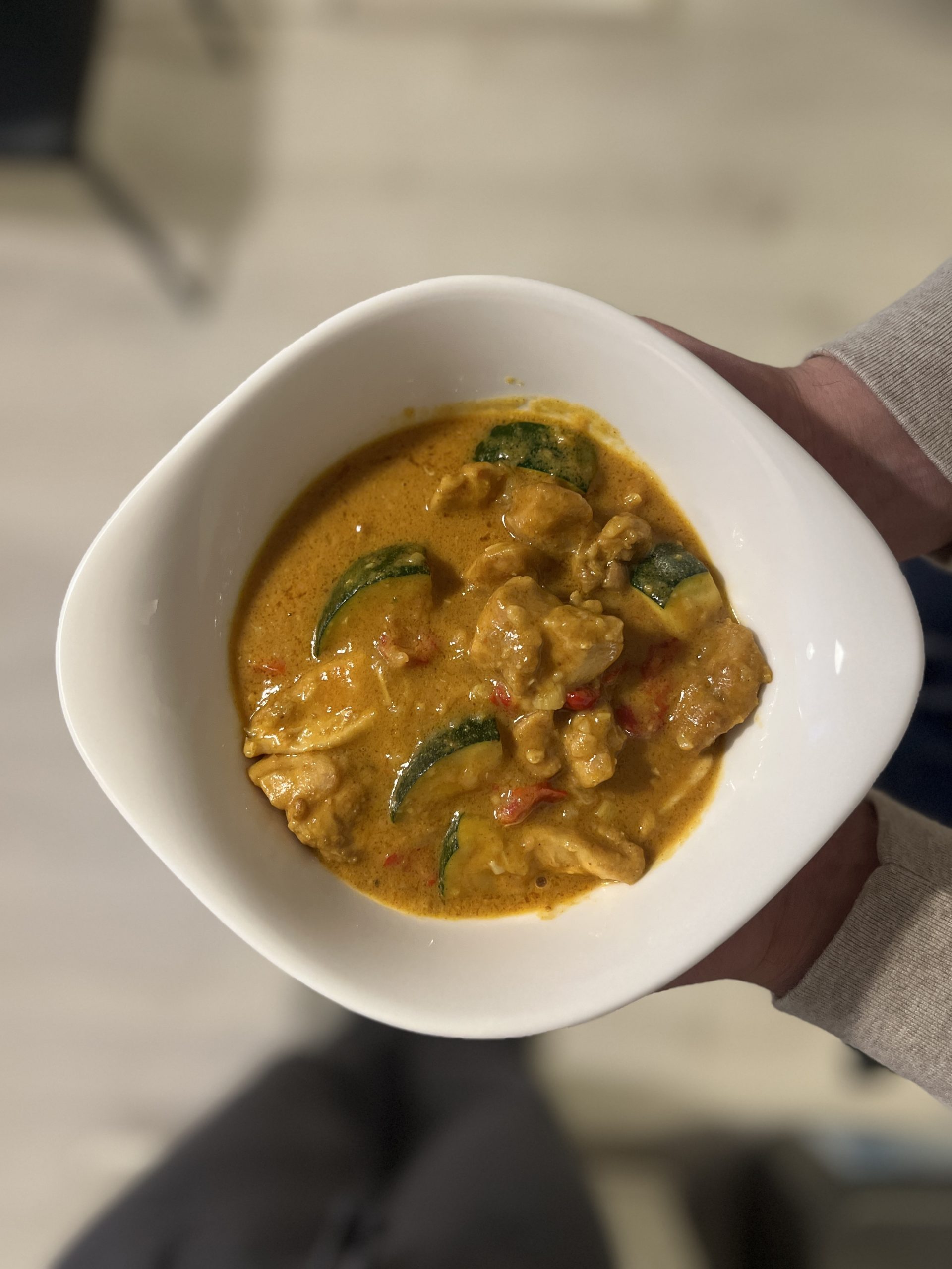 Mausteinen ja Samettinen Maapähkinä-kanacurry: Syväsukellus Pähkinäisen Curryn Salaisuuksiin