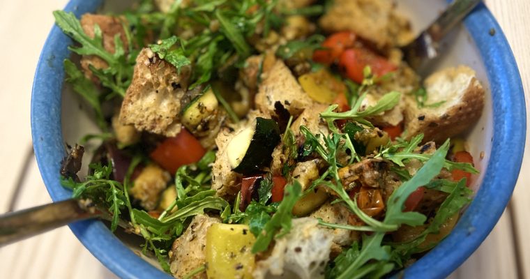 Täydellinen Panzanella: Toscanalainen Leipäsalaatti ja Hävikistä Herkuksi – Filosofian Huipentuma