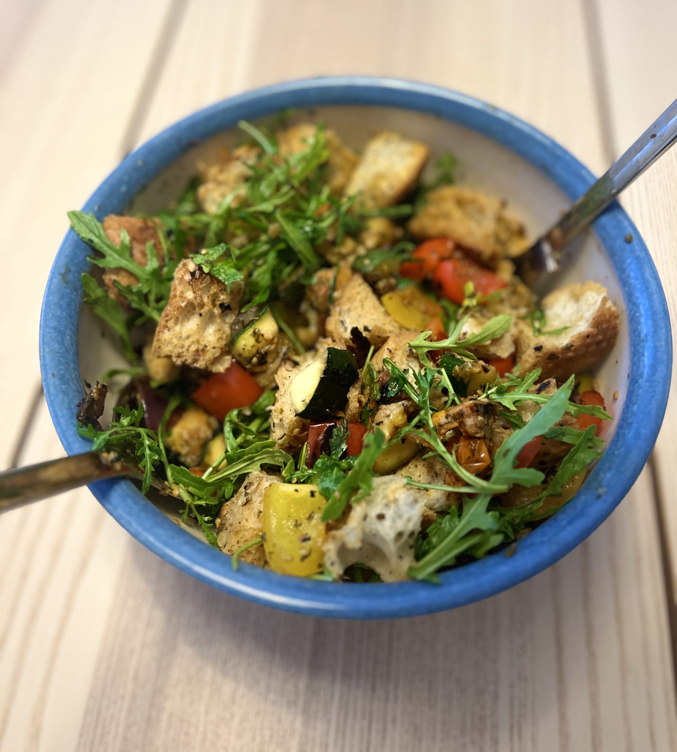 Täydellinen Panzanella: Toscanalainen Leipäsalaatti ja Hävikistä Herkuksi – Filosofian Huipentuma