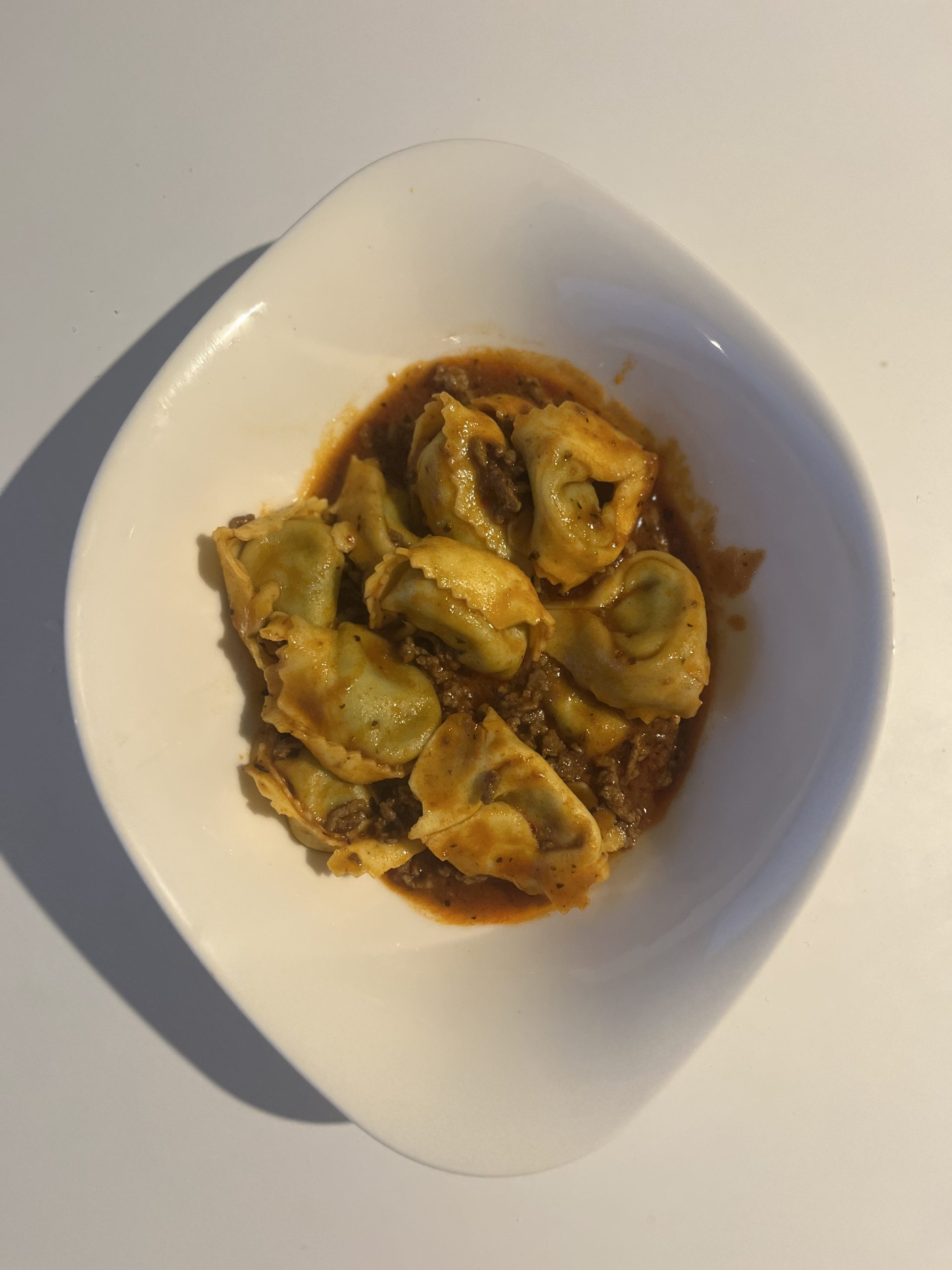 Tulinen ’Nduja-Bolognese: Calabrian ja Emilian Makujen Täydellinen Liitto Arkikeittiössä