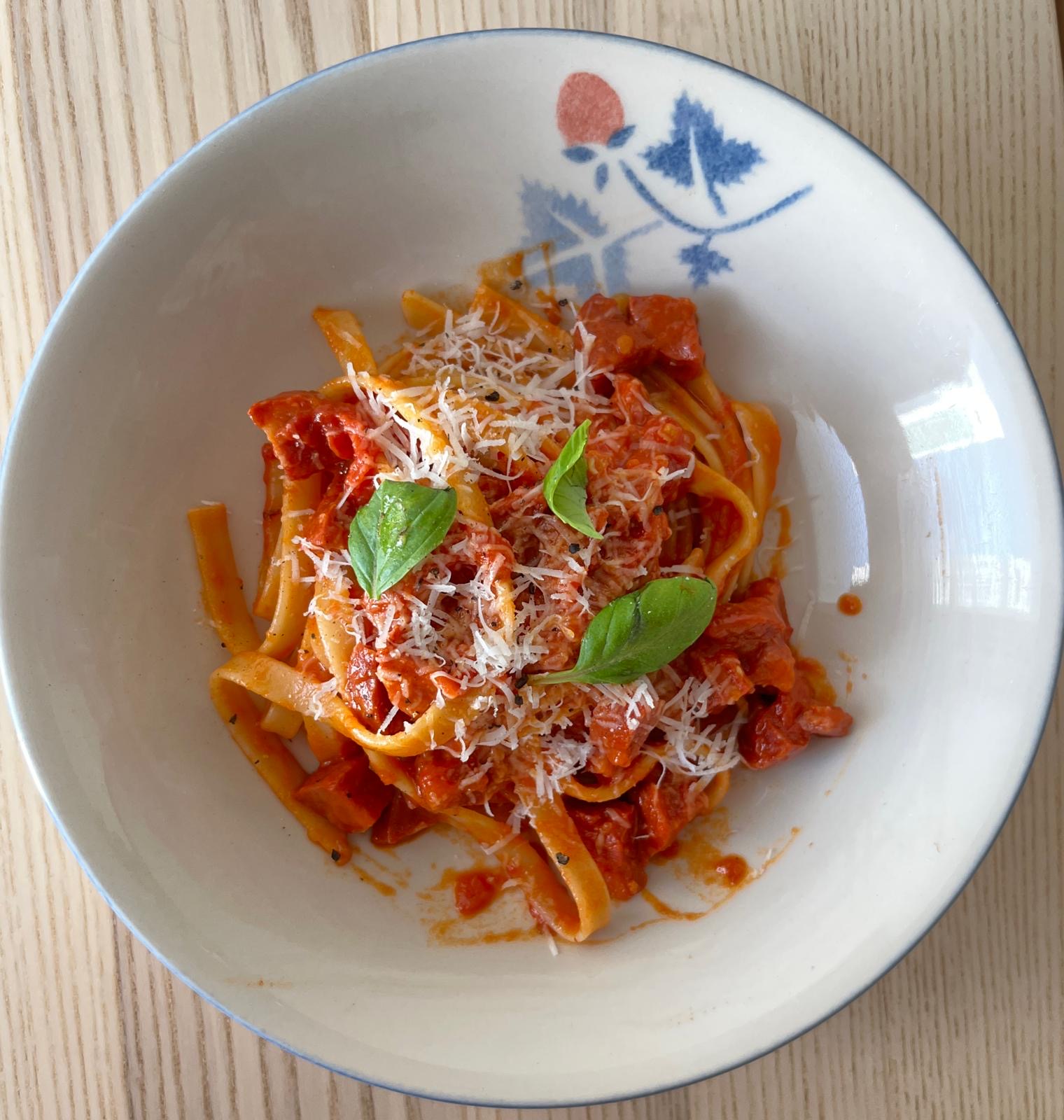 Rooman ”Likainen” Salaisuus: Pasta Alla Zozzona – Kun Carbonara ja Amatriciana Kohtaavat Ronskissa Syleilyssä