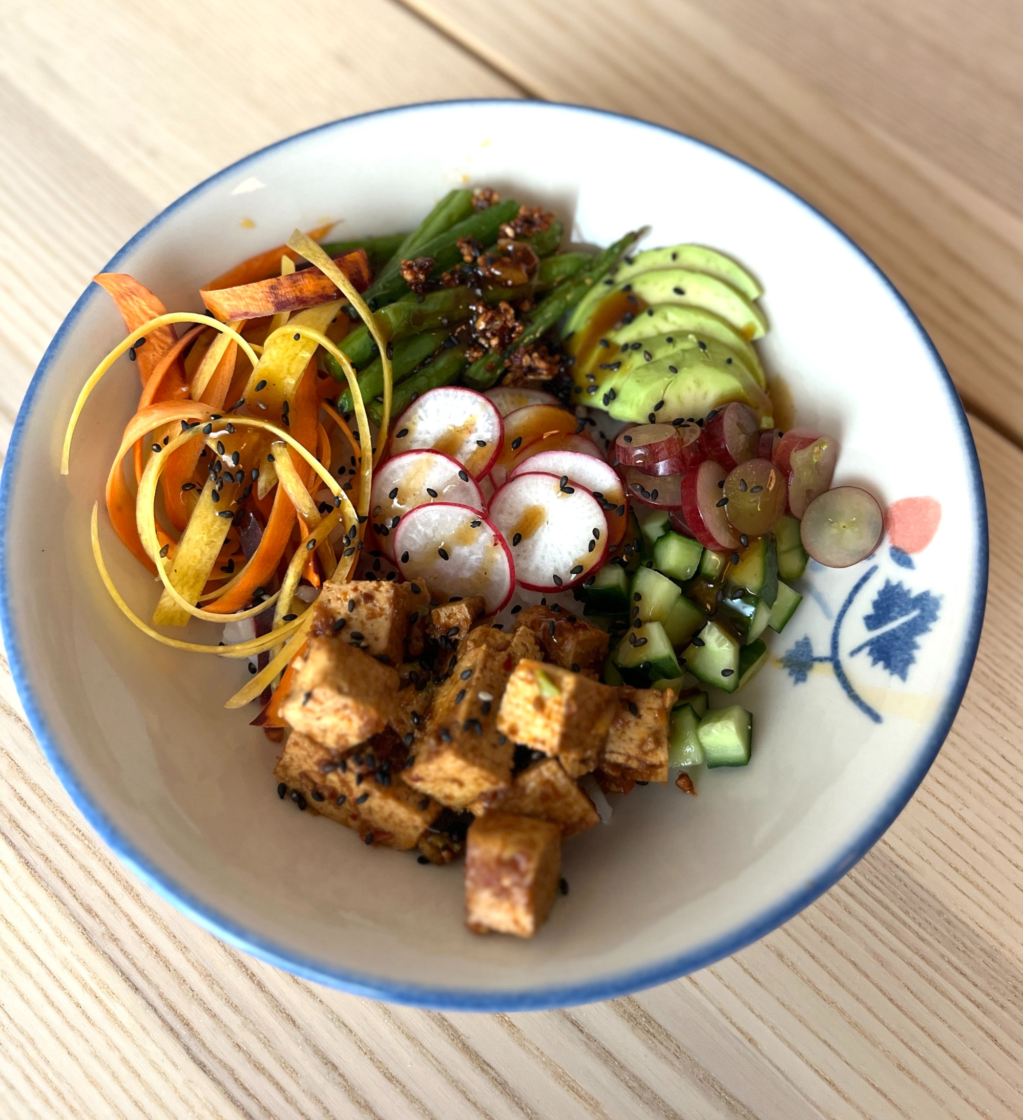 Sateenkaari Kulhossa: Ultimaattinen Opas Tofu Poke Bowlin Valmistukseen ja Makujen Harmoniaan