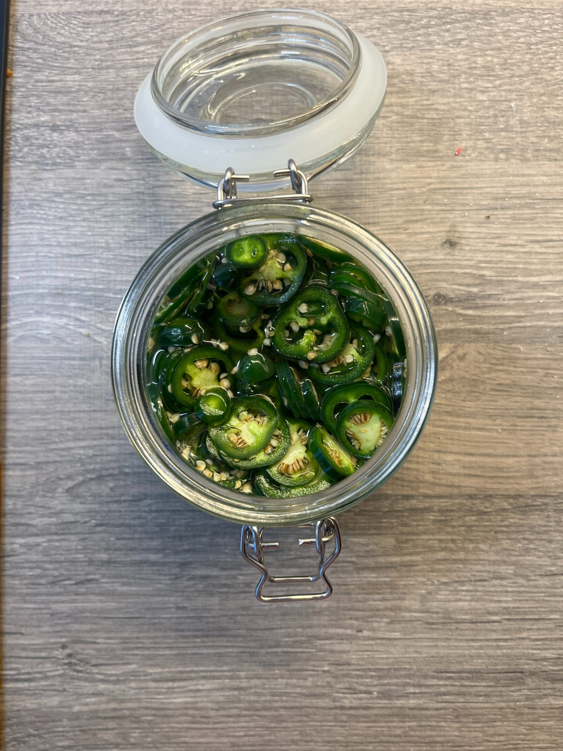 Tulista ja taivaallista: Kattava opas täydellisten pikkelöityjen jalapeñojen valmistukseen