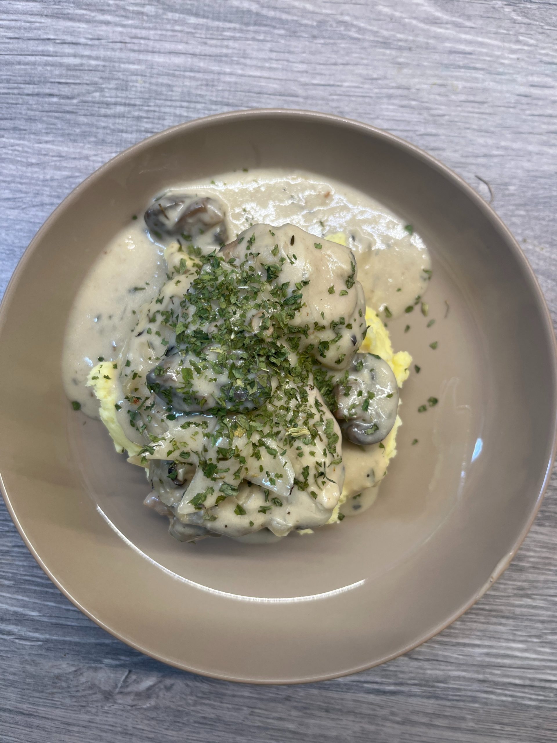 Täydellinen Ranskalainen Kanapata – Mehevää Kanaa Kermassa ja Valkoviinissä