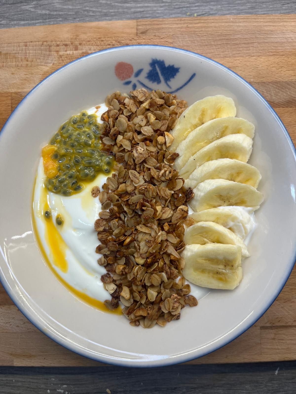 Samettinen kreikkalainen jugurttikulho passionhedelmällä, rouskuvalla granolalla ja täyteläisellä pähkinäkastikkeella