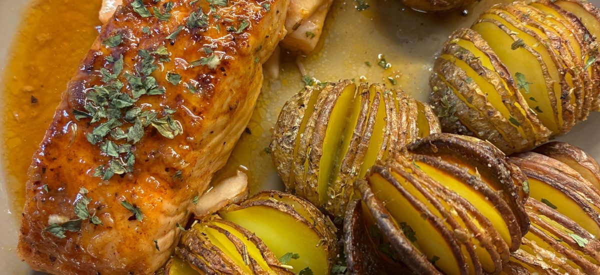 Texas Roadhouse -tyylinen hunajavalkosipulilohi pannulla – helppo ja mehukas lohiresepti