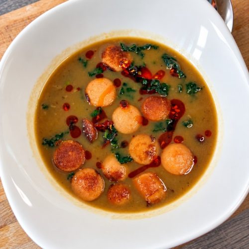 Caldo Verde -keitto, jossa on lehtikaalia ja chorizoviipaleita